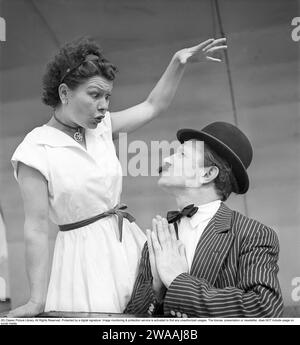 Performance en 1948. Les artistes sous le nom de scène Arlington se produisent sur la main Stage. Il portait un costume, chaume et une fausse moustache collée et elle dans une robe blanche gesticulant. Conard réf. 980 Banque D'Images