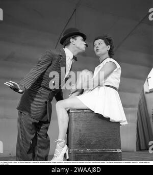 Performance en 1948. Les artistes sous le nom de scène Arlington se produisent sur la main Stage. Il portait un costume, un chapeau et une fausse moustache collée et elle dans une robe blanche avec une attitude légèrement dédaigneuse envers sa tentative de baiser. Conard réf. 980 Banque D'Images