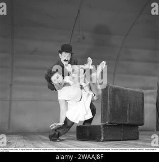 Performance en 1948. Les artistes sous le nom de scène Arlington se produisent sur la main Stage. Lui portant un costume, un toupet et une fausse moustache collée et elle dans une robe blanche avec quelque chose de panique dans les yeux alors qu'il semble qu'il est sur le point de la placer dans le coffre sur scène. Conard réf. 980 Banque D'Images