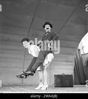 Performance en 1948. Les artistes sous le nom de scène Arlington se produisent sur la main Stage. Il portait un costume rayé, un bloc et une fausse moustache collée et elle en robe blanche avec un sourire sur le visage, même si elle le porte sur le dos. Conard réf. 980 Banque D'Images