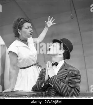 Performance en 1948. Les artistes sous le nom de scène Arlington se produisent sur la main Stage. Il portait un costume, chaume et une fausse moustache collée et elle dans une robe blanche gesticulant. Conard réf. 980 Banque D'Images