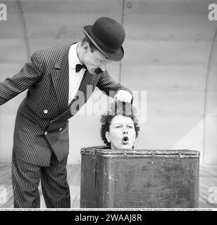 Performance en 1948. Les artistes sous le nom de scène Arlington se produisent sur la main Stage. Il portait un costume, un chapeau et une fausse moustache collée et elle avec seulement sa tête visible d'une valise. Conard réf. 980 Banque D'Images