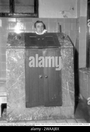 Dans les années 1940 Un intérieur d'une maison de bains où le sportif Åke Seyffarth est assis dans un sauna ou un bain de vapeur. Seule la tête sort du sauna. Åke Seyffarth, athlète suédois et olympien 1919-1998 qui a remporté une médaille d'argent et une médaille d'or en 1948 Suède février 1940. Kristoffersson ref 69-3 Banque D'Images