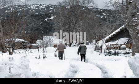 Marcher dans la neige Banque D'Images