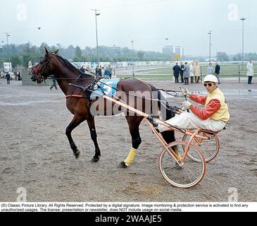 Olle Elfstrand. Entraîneur de trot suédois et jockey. Au cours de sa carrière, il a réussi l'exploit de remporter plus de 2000 courses en tant que jockey. Ici dans le sulky avec le cheval de Trotting Lyon qu'il a entraîné pendant la majeure partie de sa carrière de coureur. Lyon a été sélectionné comme cheval de l'année à trois reprises et est devenu le premier cheval de trot d'origine suédoise à atteindre un million de couronnes suédoises en prix. 1972 réf. BV9 Banque D'Images