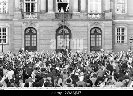 Margrethe II du Danemark. Photo avec Henri de Laborde de Monpezat au palais Fredensborg à Copenhague après leur mariage le 10 1967 juin. Accueilli par une foule de gens brandissant des drapeaux. Banque D'Images