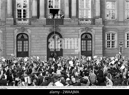 Margrethe II du Danemark. Photo avec Henri de Laborde de Monpezat au palais Fredensborg à Copenhague après leur mariage le 10 1967 juin. Accueilli par une foule de gens brandissant des drapeaux. Banque D'Images