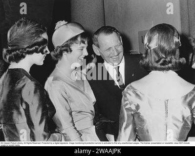 Margrethe II du Danemark. Ici avec ses sœurs la princesse Bendikte et la princesse Anne-Marie et leur père le roi Frédéric IX de Danemark à l'occasion de la célébration du 80e anniversaire du roi de Suède Gustaf VI Adolphe en 1962. À cette époque, Margrethe est princesse royale et héritière du trône, elle devient reine de Danemark le 15 janvier 1972. Banque D'Images