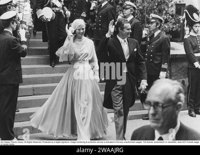 Reine Margrethe de Danemark. Ici avec son mari le prince Henrik de Danemark dans le cadre de leur sortie du Storkyrkan à Stockholm comme invités de mariage au mariage royal entre Carl XVI gustaf et Silvia Somerlath le 19 juin 1976. Banque D'Images