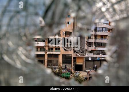 Beyrouth, Liban. 03 janvier 2024. Le bureau du Hamas détruit qui a été attaqué par Israël le 02 janvier tuant le dirigeant palestinien Saleh al-Arouri et six autres personnes photographiées dans des vitres brisées dans la banlieue sud de Beyrouth. Crédit : Marwan Naamnai/dpa/Alamy Live News Banque D'Images