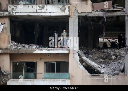 Beyrouth, Liban. 03 janvier 2024. Les légistes libanais travaillent à la collecte de preuves dans le bureau détruit du Hamas qui a été attaqué par Israël le 02 janvier, tuant le dirigeant du Hamas Saleh al-Arouri et six autres personnes dans la banlieue sud de Beyrouth. Crédit : Marwan Naamnai/dpa/Alamy Live News Banque D'Images