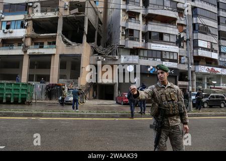 Beyrouth, Liban. 03 janvier 2024. Un soldat de l'armée libanaise agit en sécurisant la zone du bureau détruit du Hamas qui a été attaqué par Israël le 02 janvier, tuant Saleh al-Arouri et six autres personnes dans la banlieue sud de Beyrouth. Crédit : Marwan Naamnai/dpa/Alamy Live News Banque D'Images