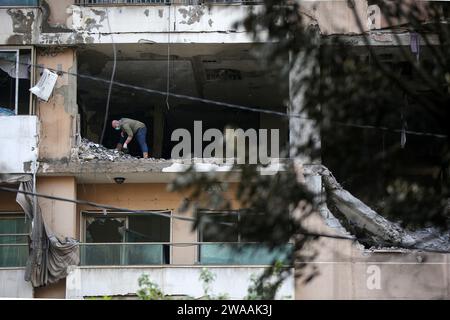 Beyrouth, Liban. 03 janvier 2024. Les légistes libanais travaillent à la collecte de preuves dans le bureau détruit du Hamas qui a été attaqué par Israël le 02 janvier, tuant le dirigeant du Hamas Saleh al-Arouri et six autres personnes dans la banlieue sud de Beyrouth. Crédit : Marwan Naamnai/dpa/Alamy Live News Banque D'Images