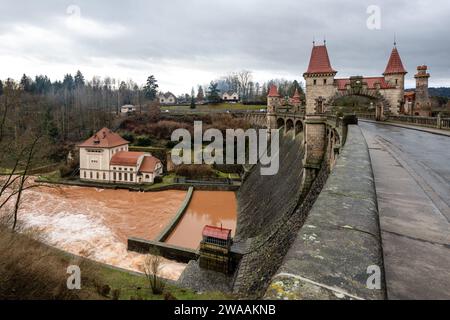 Bila Tremesna, République tchèque. 03 janvier 2024. Après de fortes pluies, le niveau d'eau du barrage de Labe les Kralovstvi (barrage de la forêt royale) près de Dvur Kralove nad Labem, région de Trutnov, République tchèque, a augmenté de près de trois mètres le 3 janvier 2024. Crédit : David Tanecek/CTK photo/Alamy Live News Banque D'Images