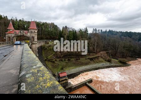 Bila Tremesna, République tchèque. 03 janvier 2024. Après de fortes pluies, le niveau d'eau du barrage de Labe les Kralovstvi (barrage de la forêt royale) près de Dvur Kralove nad Labem, région de Trutnov, République tchèque, a augmenté de près de trois mètres le 3 janvier 2024. Crédit : David Tanecek/CTK photo/Alamy Live News Banque D'Images