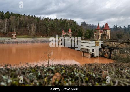 Bila Tremesna, République tchèque. 03 janvier 2024. Après de fortes pluies, le niveau d'eau du barrage de Labe les Kralovstvi (barrage de la forêt royale) près de Dvur Kralove nad Labem, région de Trutnov, République tchèque, a augmenté de près de trois mètres le 3 janvier 2024. Crédit : David Tanecek/CTK photo/Alamy Live News Banque D'Images