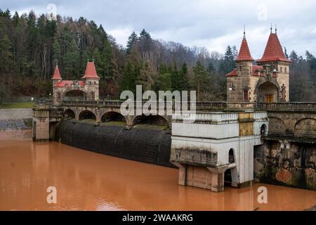 Bila Tremesna, République tchèque. 03 janvier 2024. Après de fortes pluies, le niveau d'eau du barrage de Labe les Kralovstvi (barrage de la forêt royale) près de Dvur Kralove nad Labem, région de Trutnov, République tchèque, a augmenté de près de trois mètres le 3 janvier 2024. Crédit : David Tanecek/CTK photo/Alamy Live News Banque D'Images