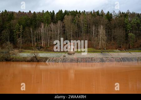 Bila Tremesna, République tchèque. 03 janvier 2024. Après de fortes pluies, le niveau d'eau du barrage de Labe les Kralovstvi (barrage de la forêt royale) près de Dvur Kralove nad Labem, région de Trutnov, République tchèque, a augmenté de près de trois mètres le 3 janvier 2024. Crédit : David Tanecek/CTK photo/Alamy Live News Banque D'Images