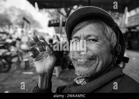 Un homme du Vietnam fume une cigarette Banque D'Images