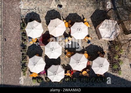 Lviv, Ukraine - Mai, 2021 : vue aérienne sur des parasols dans un café en plein air à Lviv, Ukraine à partir d'un drone Banque D'Images