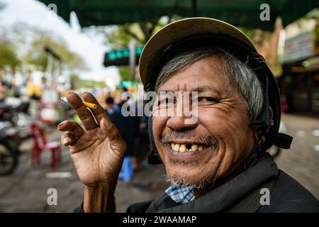 Un homme du Vietnam fume une cigarette Banque D'Images