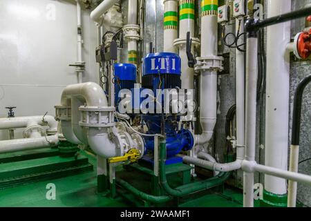 Pompe à eau sur le navire. Intérieur de la salle des machines sur le gros navire. Banque D'Images