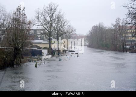 Lubeck, Allemagne. 03 janvier 2024, Schleswig-Holstein, Lübeck : sentiers et jetées sur les rives de la rivière Trave dans le centre-ville de Lübeck sont entourés par les eaux de crue. Des sections de la Trave ont déjà fait éclater leurs berges. La ville hanséatique de Lübeck a averti mercredi du danger d'inondation dans certaines parties du centre-ville. Selon les prévisions, le niveau d’eau devrait atteindre un sommet de 1,05 mètres au-dessus du niveau de la mer vers 11,00 heures du matin, comme l’a annoncé la ville. Photo : Marcus Brandt/dpa Banque D'Images