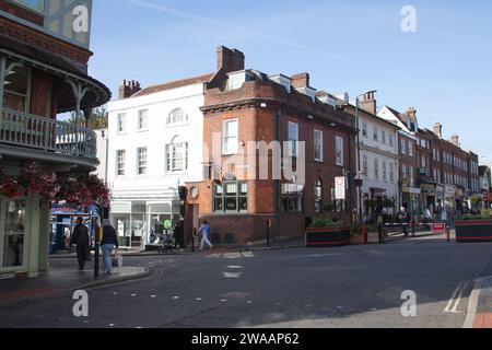 Vue sur High Street à St Albans, Hertfordshire au Royaume-Uni Banque D'Images