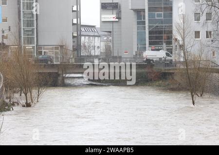 Tief Dietmar. Dauerregen im Siegerland, der Pegel der Sieg wie hier in Siegen steigt. Steigende Pegel im Siegerland am 03.01.2024 à Siegen/Deutschland. *** Système basse pression Dietmar pluie continue à Siegerland, le niveau de la Sieg monte comme ici à Siegen montée des niveaux d'eau à Siegerland sur 03 01 2024 à Siegen Allemagne Banque D'Images