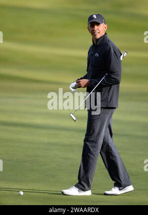 Image ©Licence à Parsons Media. 23/04/2016. Londres, Royaume-Uni. David Cameron et le président Obama jouant au golf. . Le convoi des présidents après avoir joué au golf David Cameron et le président Obama jouant au golf. Le Premier ministre britannique David Cameron jouant au golf contre le président des États-Unis, le président Obama au golf au Grove Golf Club. Photo de Andrew Parsons / Parsons Media Banque D'Images