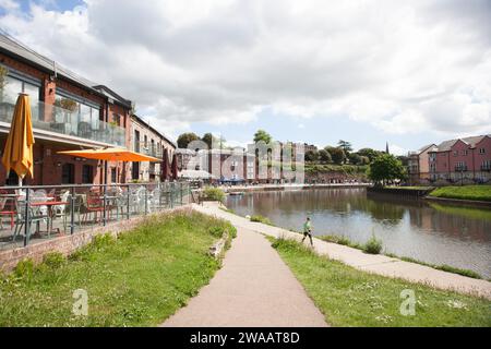 Vue sur le quai au bord de la rivière exe à Exeter, Devon au Royaume-Uni Banque D'Images