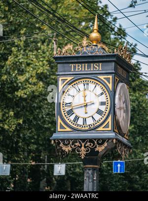 Horloge sur l'avenue Shota Rustaveli dans le quartier de Mtatsminda à Tbilissi, Géorgie Banque D'Images