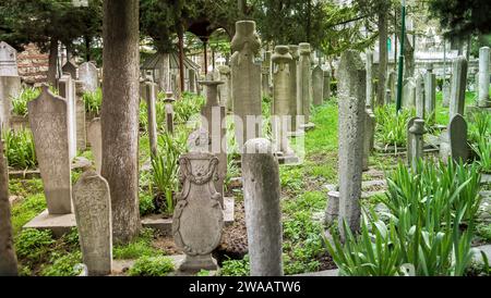 Les pierres tombales historiques dans le style ottoman islamique traditionnel. Les écritures arabes des prières sont écrites sur les pierres tombales dans le cimetière Eyup, Istanbul, Banque D'Images