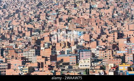 La Paz, Bolivie - 6 septembre 2017 : logements de masse avec des rangées de bâtiments serrés sur les flancs des collines. Ces structures, souvent simples et compactes, a Banque D'Images