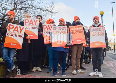 Londres, Angleterre, Royaume-Uni. 3 janvier 2024. Piquet devant l'hôpital St Thomas alors que les médecins débutants commencent leur grève de six jours, la plus longue de l'histoire du NHS. (Image de crédit : © Vuk Valcic/ZUMA Press Wire) USAGE ÉDITORIAL SEULEMENT! Non destiné à UN USAGE commercial ! Crédit : ZUMA Press, Inc./Alamy Live News Banque D'Images