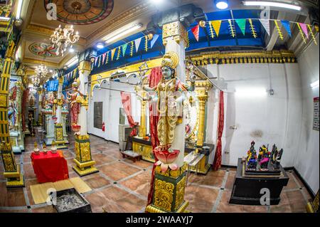 Février 20-2023-Penang Malaisie-statues traditionnelles de la famille des dieux hindous dans Sri Mahamariamman Temple Indien ville de Chine. Banque D'Images