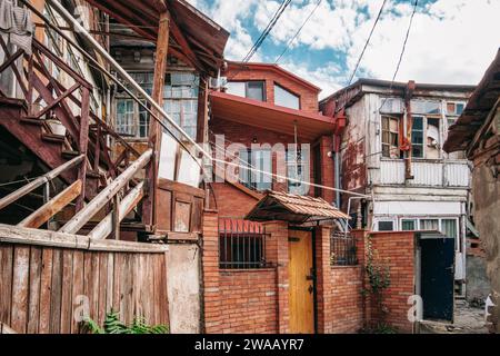 Un mélange de vieilles maisons en ruine et de bâtiments récemment rénovés dans le Kala, la vieille ville de Tbilissi en Géorgie Banque D'Images