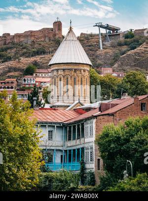 Vue sur le mur de la forteresse de Narikala, le téléphérique de Tbilissi et le toit bleu du clocher de la cathédrale de Siono à Kala, vieille ville de Tbilissi, Géorgie Banque D'Images