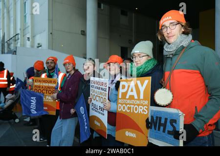 Royal Sussex County Hospital, ville de Brighton et Hove, Royaume-Uni. Médecins juniors du Royal Sussex County Hospital sur la ligne de piquetage, en grève pour un meilleur salaire et de meilleures conditions à l'hôpital. 3 janvier 2024. David Smith/Alamy Live News Banque D'Images