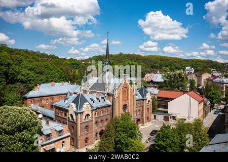 Lviv, Ukraine - Mai 2021 : vue aérienne de l'église de Jean Chrysostome (ancienne église du Sacré-cœur de Jésus) à Lviv, Ukraine depuis un drone Banque D'Images