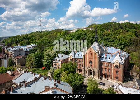 Lviv, Ukraine - Mai 2021 : vue aérienne de l'église de Jean Chrysostome (ancienne église du Sacré-cœur de Jésus) à Lviv, Ukraine depuis un drone Banque D'Images