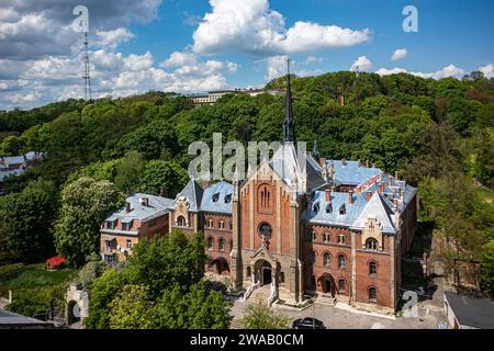 Lviv, Ukraine - Mai 2021 : vue aérienne de l'église de Jean Chrysostome (ancienne église du Sacré-cœur de Jésus) à Lviv, Ukraine depuis un drone Banque D'Images