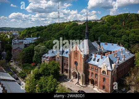 Lviv, Ukraine - Mai 2021 : vue aérienne de l'église de Jean Chrysostome (ancienne église du Sacré-cœur de Jésus) à Lviv, Ukraine depuis un drone Banque D'Images