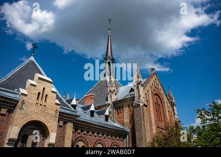 Lviv, Ukraine - Mai 2021 : vue aérienne de l'église de Jean Chrysostome (ancienne église du Sacré-cœur de Jésus) à Lviv, Ukraine depuis un drone Banque D'Images