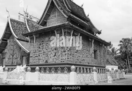 Laos: Les moines restaurent la TVA Xieng Thong à Luang Prabang. Banque D'Images