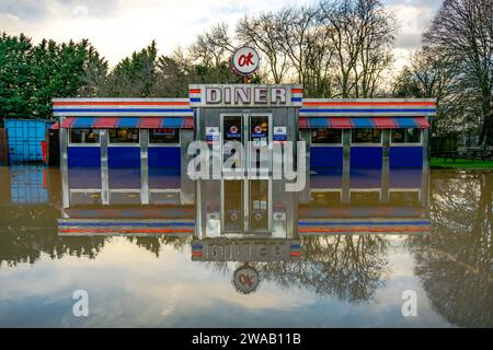 LEOMINSTER, ROYAUME-UNI - 03 JANVIER 2024 : le OK Diner à Leominster sur l'A44 est entouré par les eaux de crue pendant la tempête Henk. Crédit : Jim Wood/Alamy Live News Banque D'Images