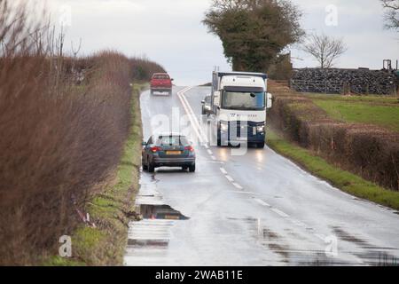 LEOMINSTER, ROYAUME-UNI - 03 JANVIER 2024 : une voiture endommagée par les inondations est vue abandonnée à la périphérie de Leominster Ouest sur l'A44 en direction de Monkland. Crédit : Jim Wood/Alamy Live News Banque D'Images