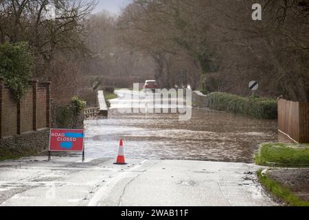 LEOMINSTER, ROYAUME-UNI - 03 JANVIER 2024 : une route est fermée aux inondations à Broadward, à la périphérie du sud de Leominster. Crédit : Jim Wood/Alamy Live News Banque D'Images