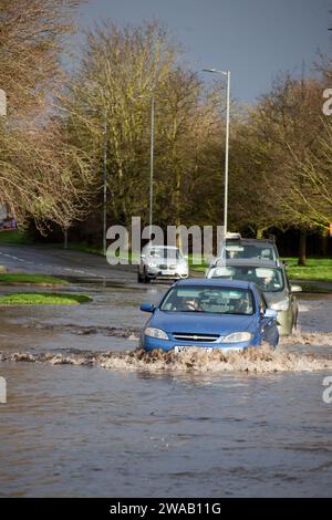 LEOMINSTER, ROYAUME-UNI - 03 JANVIER 2024 : les navetteurs traversent les inondations sur la Worcester Road dans la ville de Leominster. Crédit : Jim Wood/Alamy Live News Banque D'Images