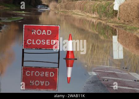 LEOMINSTER, ROYAUME-UNI - 03 JANVIER 2024 : une voiture est vue abandonnée dans les eaux de crue à Broadward à la périphérie de Leominster sud sur l'ancienne Hereford Road (B4361). Crédit : Jim Wood/Alamy Live News Banque D'Images